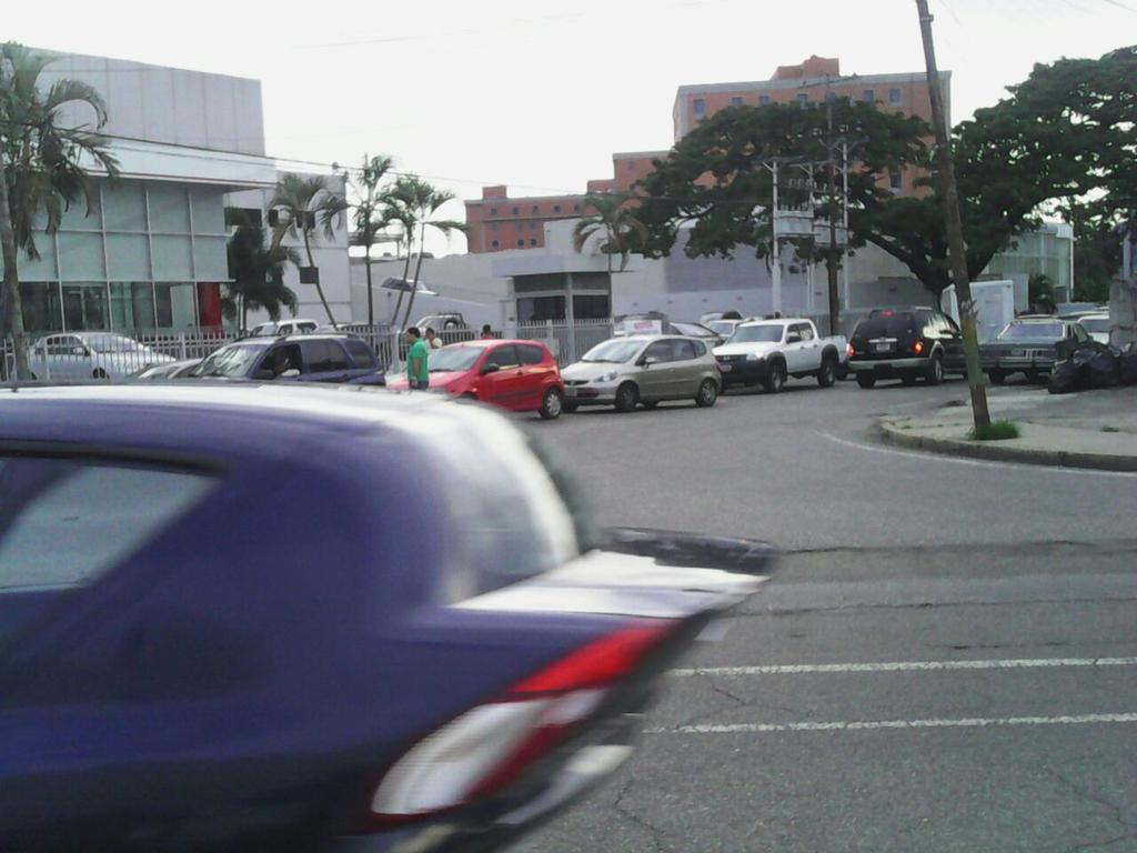 edward_pds's tweet photo. Largas colas para la gasolina en Valencia. Nicolás,¿dónde esta la gasolina de los venezolanos?¡Merecemos estar mejor! http://t.co/t4gAL8is6o