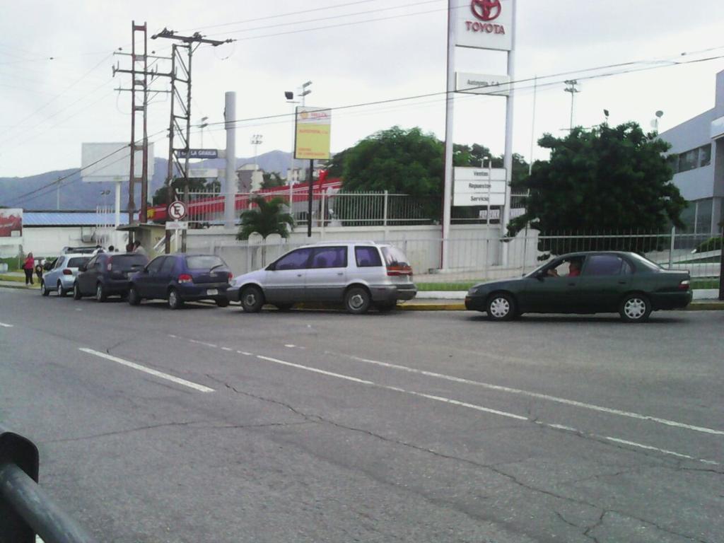 edward_pds's tweet photo. Largas colas para la gasolina en Valencia. Nicolás,¿dónde esta la gasolina de los venezolanos?¡Merecemos estar mejor! http://t.co/t4gAL8is6o