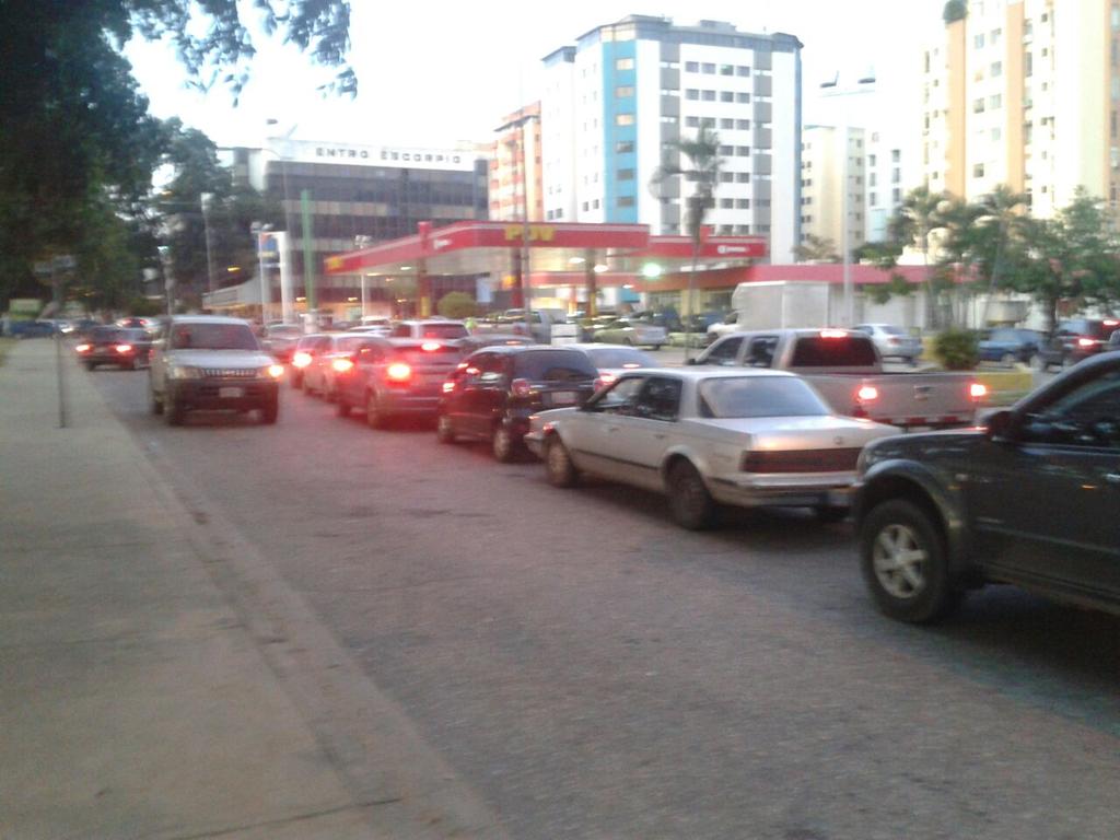 edward_pds's tweet photo. Largas colas para la gasolina en Valencia. Nicolás,¿dónde esta la gasolina de los venezolanos?¡Merecemos estar mejor! http://t.co/t4gAL8is6o