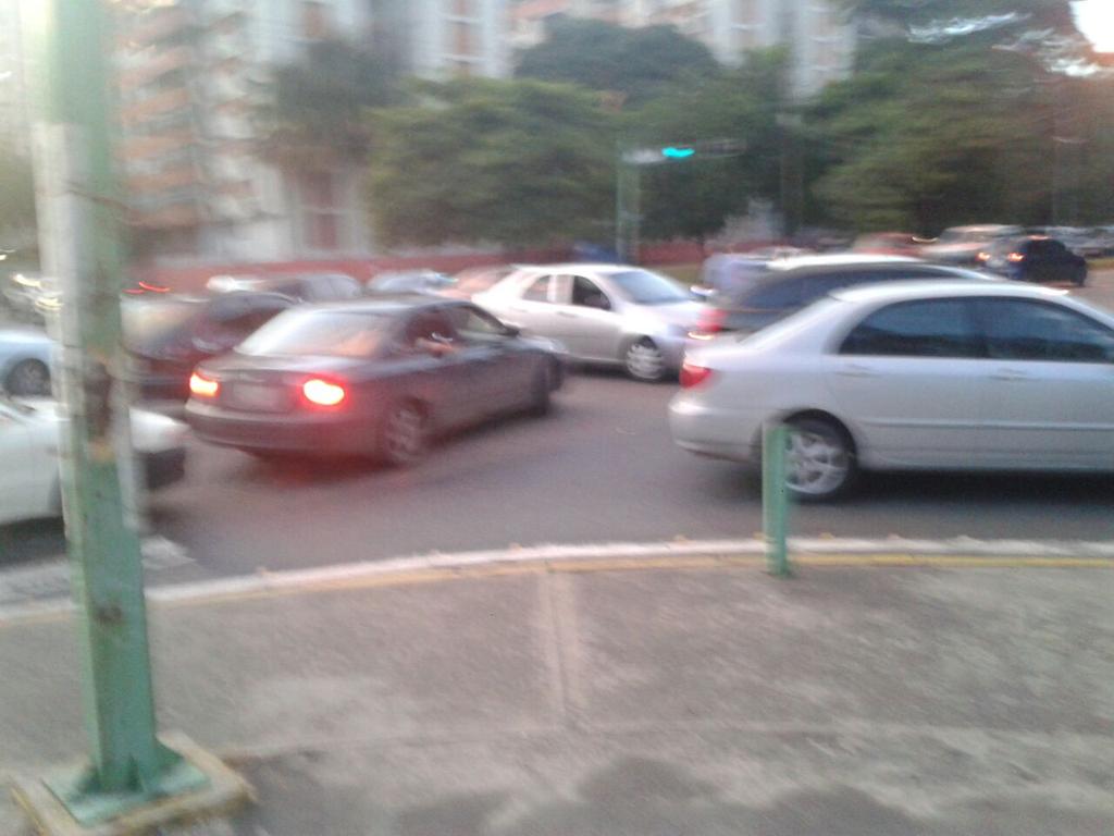edward_pds's tweet photo. Largas colas para la gasolina en Valencia. Nicolás,¿dónde esta la gasolina de los venezolanos?¡Merecemos estar mejor! http://t.co/t4gAL8is6o