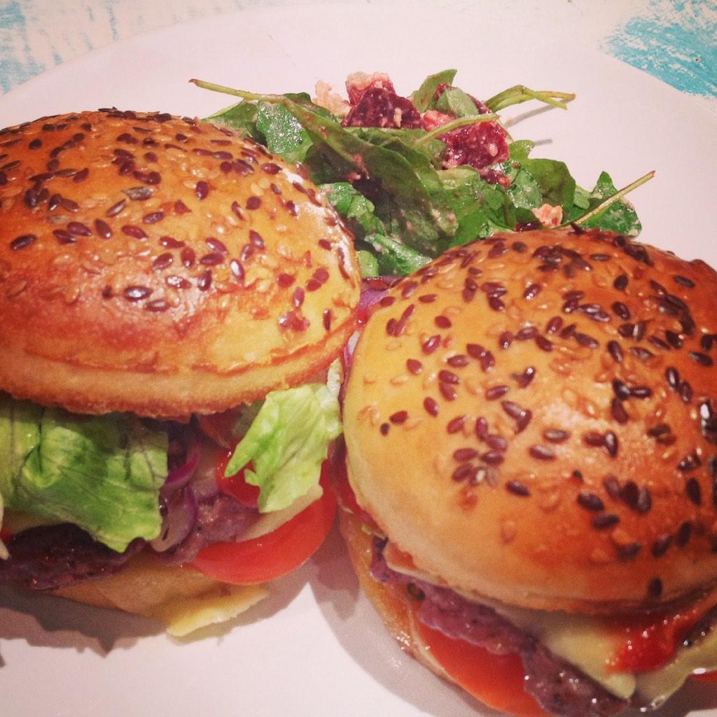 onetuffcookie's tweet photo. Homemade burgers made even better by fresh baked buns from @LBPedlar #delish http://t.co/NnbJLSNEum