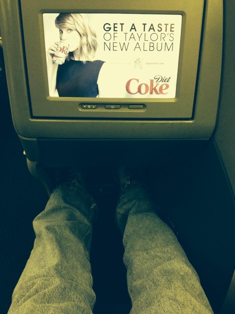 dk1876's tweet photo. #taylorswift in business class http://t.co/GHYMtlK7Md
