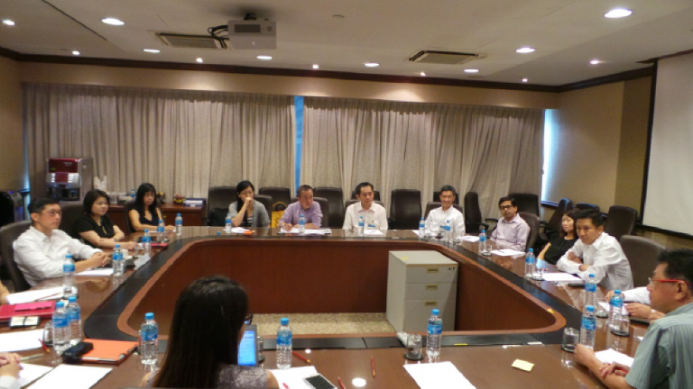 ChannelNewsAsia's tweet image. #SimLim case: Govt to look into enhanced laws to stop errant retailers: Teo Ser Luck cna.asia/11eIa11