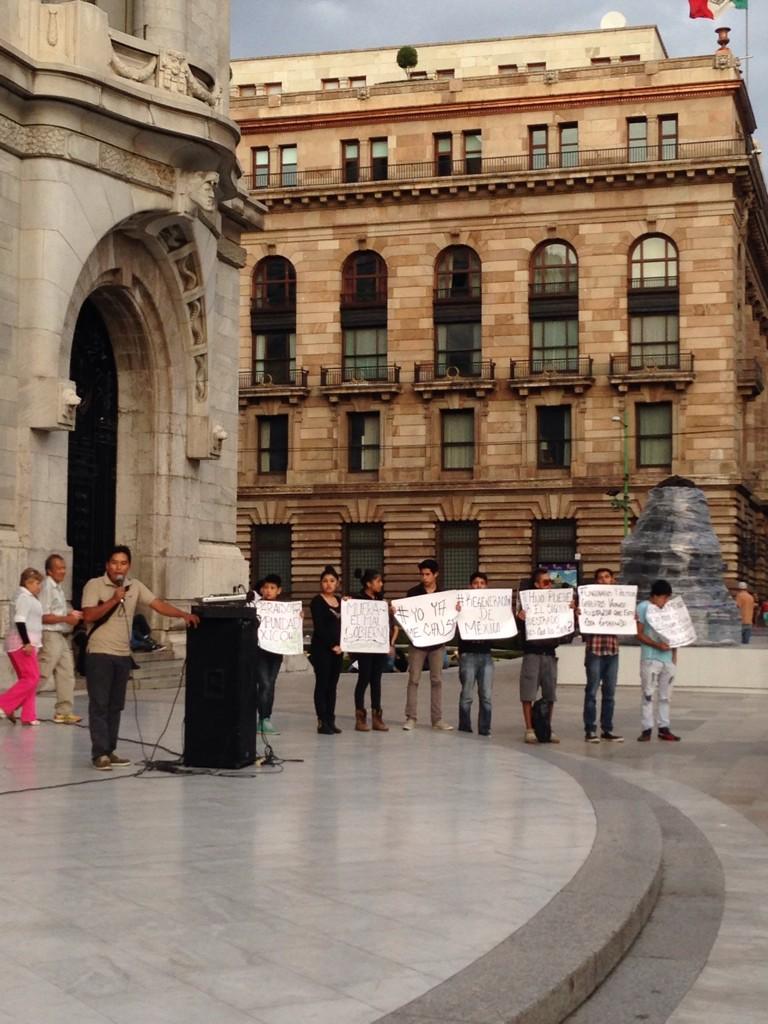 yMieryTeran's tweet photo. Apoyando a estudiantes de la normal de #Ayotzinapa #ActivandoAMexico #AccionGlobalAyotzinapa #YaMeCansé http://t.co/IqHsAxTbit