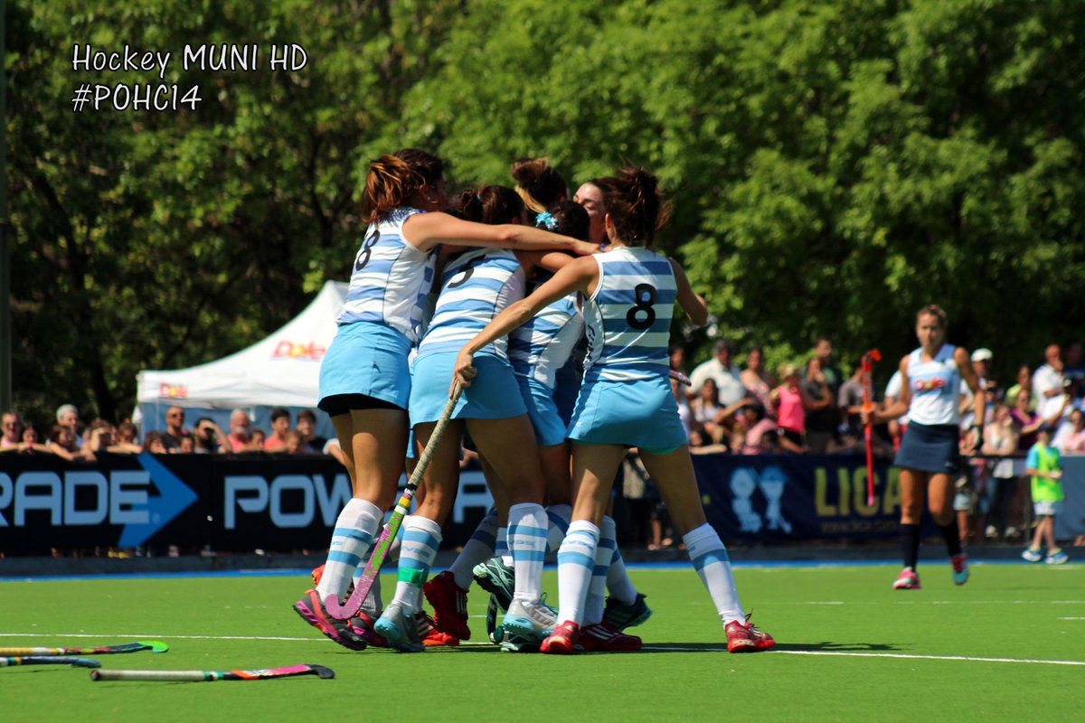 HockeyMUNIHD's tweet photo. #POHC14 Campeones  MUNI 2014 @noebarrionuevo @mechi_moreschi @rojasyanu http://t.co/oiCrlWlpeI