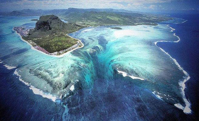 sabiastuque_'s tweet photo. ¿Sabías que hay unas cataratas infinitas en el mar mauricio? #Curiosidades http://t.co/y2q4DhKZfN http://t.co/7HJq3Q8EY4