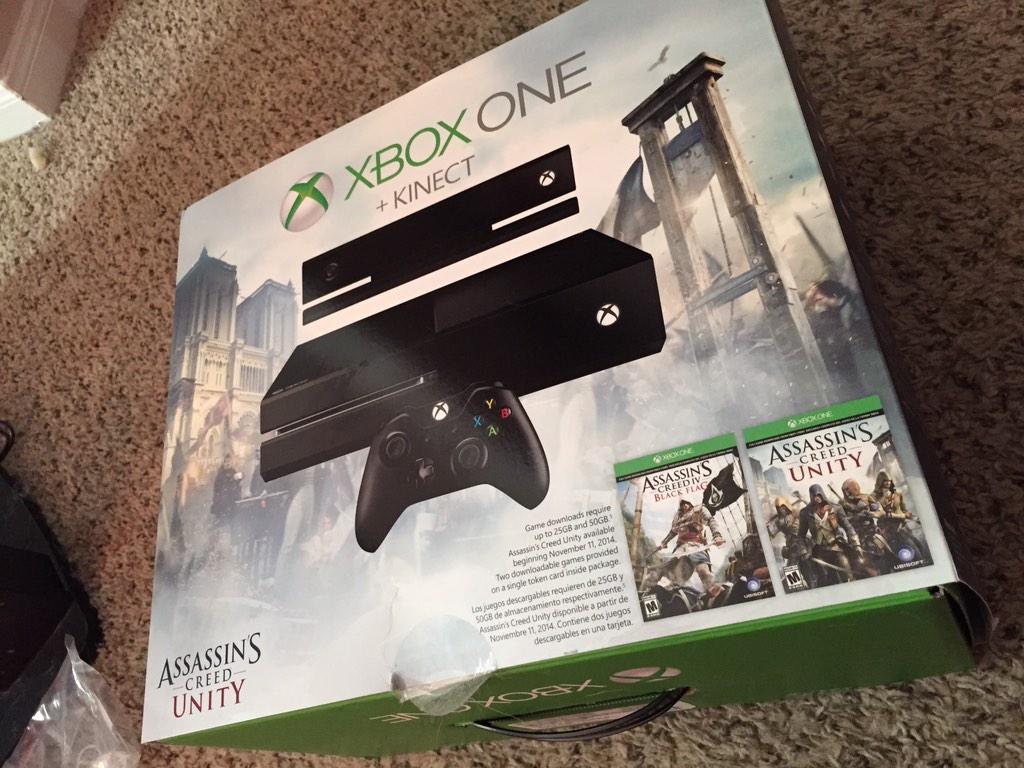 DreadedPhoenix's tweet photo. Setting up my #XboxOne!!! 🎮💕 #NoMorePS3 http://t.co/gH8NeRWDGN