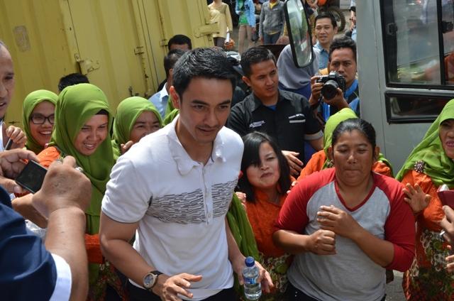 SuciBucan's tweet photo. Yg sabar ibu-ibu.. kuatkan imanmu ibu-ibu.. hehe. Nih akibat bpk @zolaofficial baek banget.hehe. http://t.co/ZJjIOBVNCM
