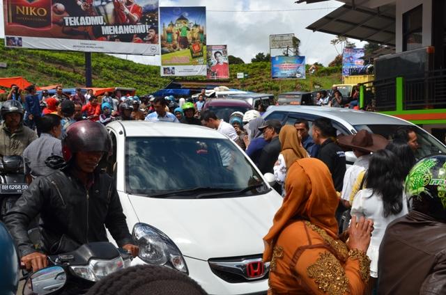 SuciBucan's tweet photo. Haduuh..jd macet dech, rame banget yg pengen liat bpk @zolaofficial secara langsung. http://t.co/K3whxySHzT