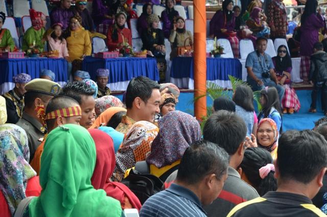 SuciBucan's tweet photo. Ini, satu lg waktu acara FMPDK XIII, mereka semua rebutan foto &amp; saleman sm bpk @zolaofficial yg baik &amp; ramah. http://t.co/HkZIUtfslv