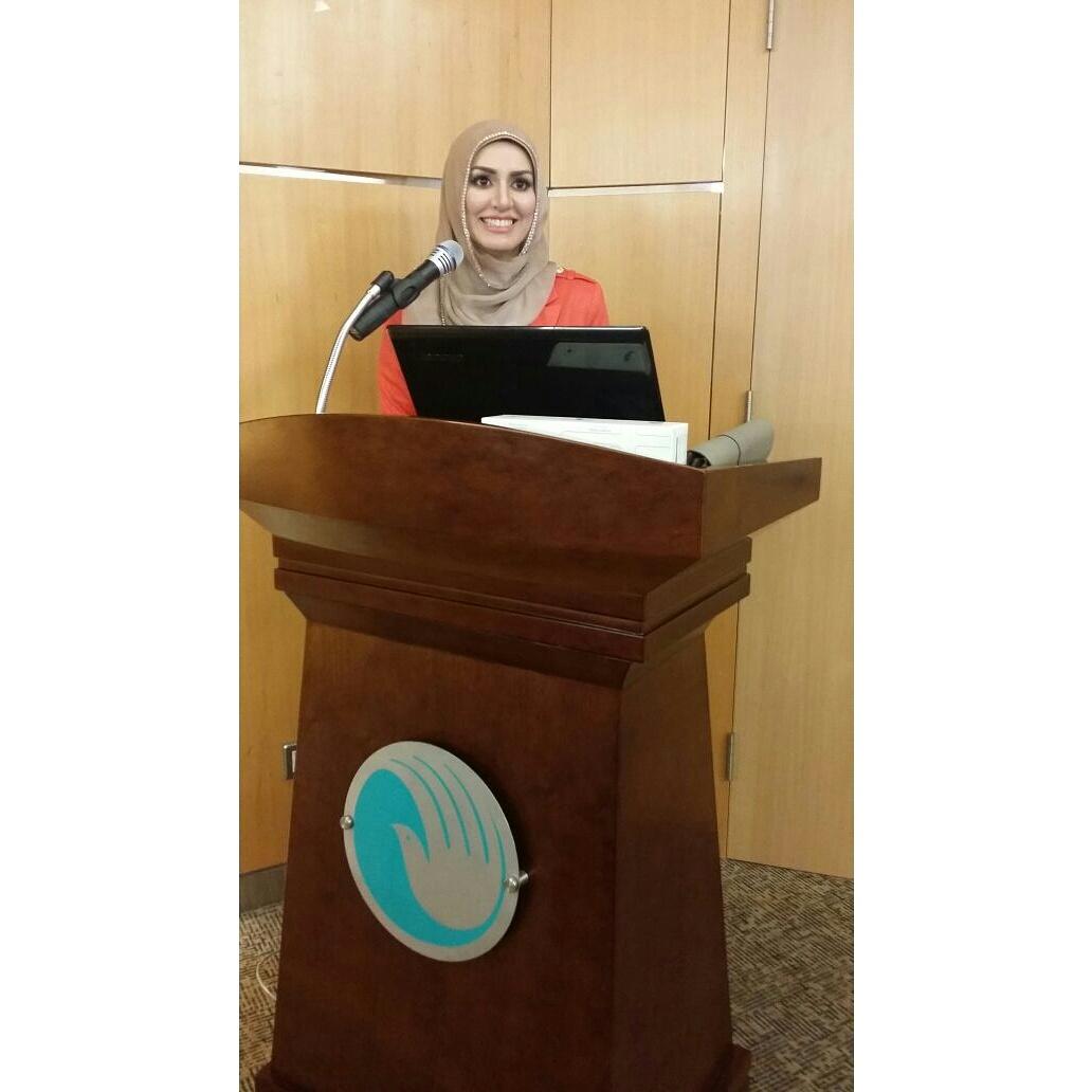 الاختصاصيه انفال الكندري من مستشفى الصدري خلال القاء المحاضره في مستشفى المواساة ضمن فعاليات اسبوع الطب النووي  2014