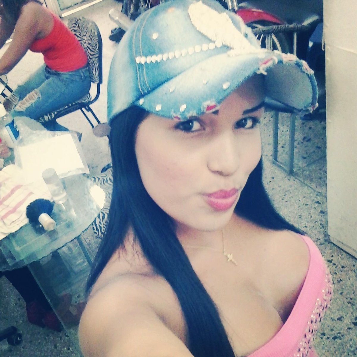 KenjiSanchez's tweet photo. Arrechaa RT @EstefaniEGorrin: hola mis bebesotes yo por aca saludando los tenia abandonados un besote http://t.co/tu4NxRN4UP