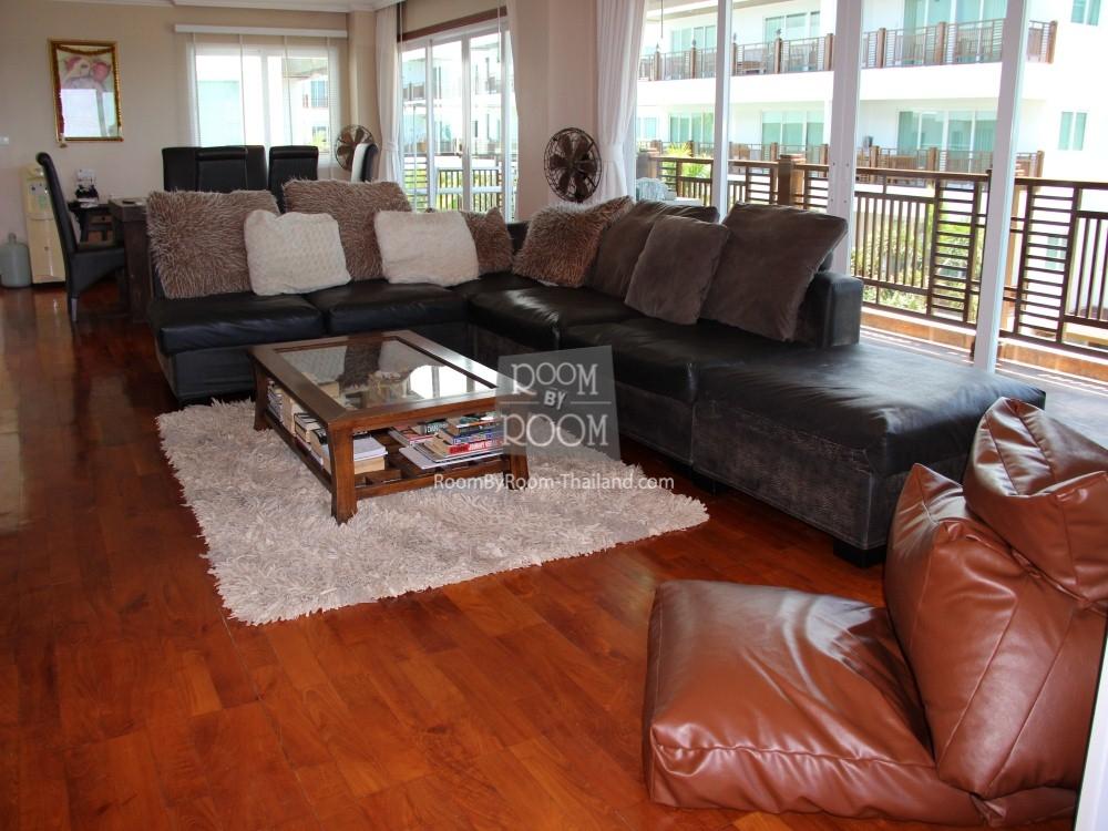 RoomByRooom's tweet photo. Beach Palace 2 bedroom condo for rent right on the beach in Hua Hin http://t.co/3owx2LJ63Z http://t.co/BeqQxvCb7p