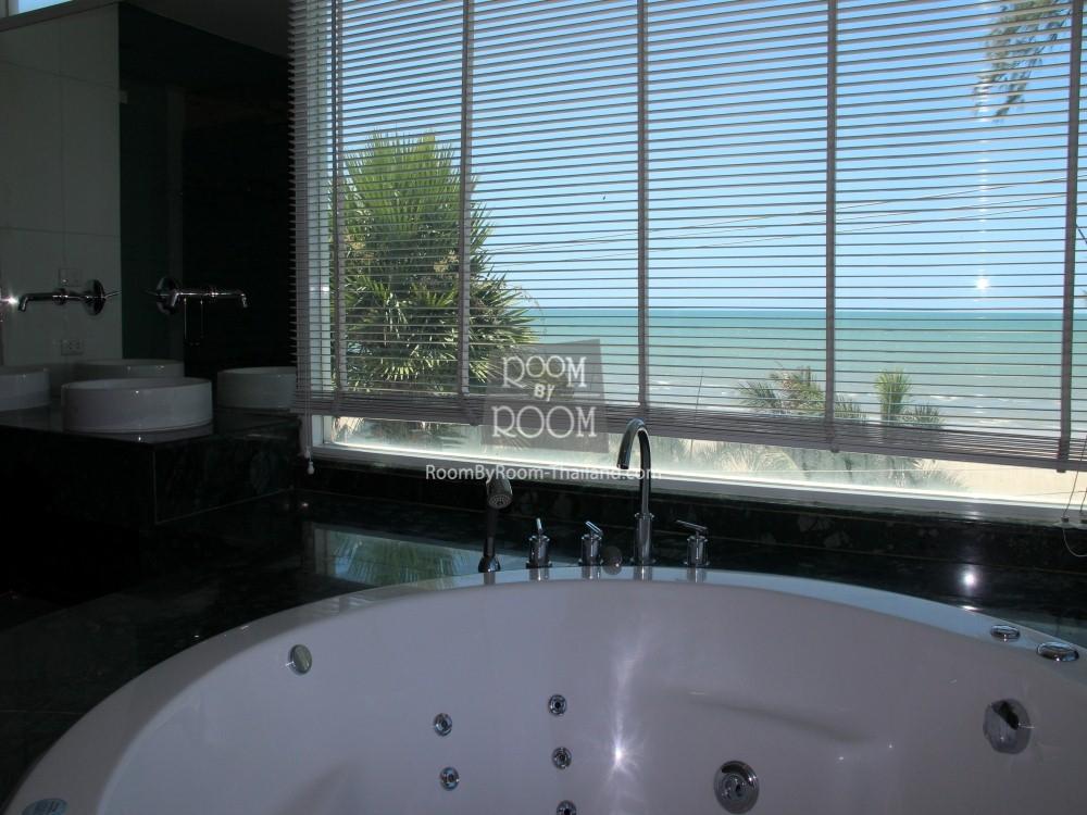 RoomByRooom's tweet photo. Beach Palace 2 bedroom condo for rent right on the beach in Hua Hin http://t.co/3owx2LJ63Z http://t.co/BeqQxvCb7p