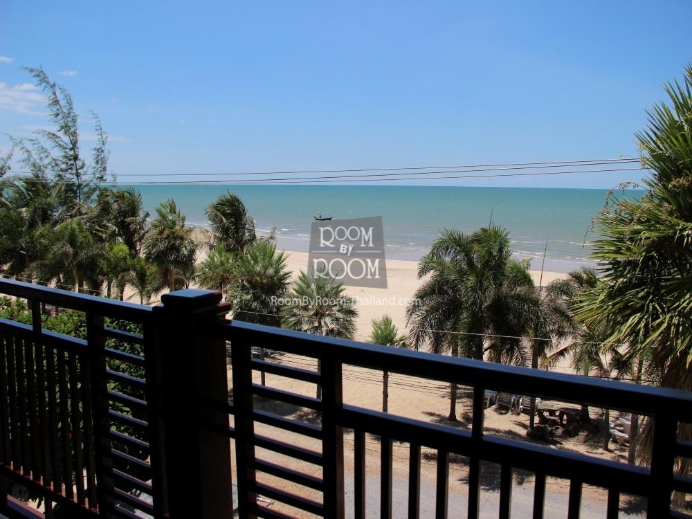 RoomByRooom's tweet photo. Beach Palace 2 bedroom condo for rent right on the beach in Hua Hin http://t.co/3owx2LJ63Z http://t.co/BeqQxvCb7p