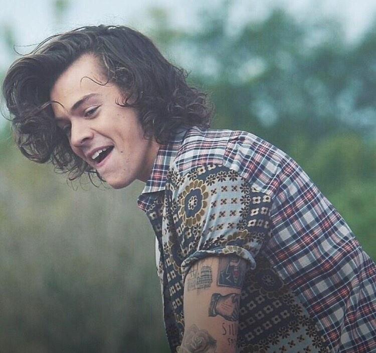 OutpostParis's tweet image. Ok guys 1 hour left to vote Justin or Harry for this week's #MCM! Tweet us who should win using #YoungHollywoodMCM 😍😍