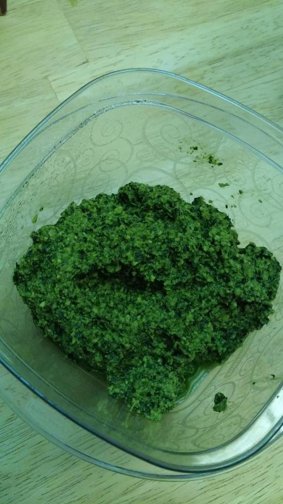 LLog14's tweet photo. Did you know dandilion greens can make a tasty pesto? Here is proof. Made mine with my #chowlocally produce. Yum. http://t.co/7I77EmLy8H