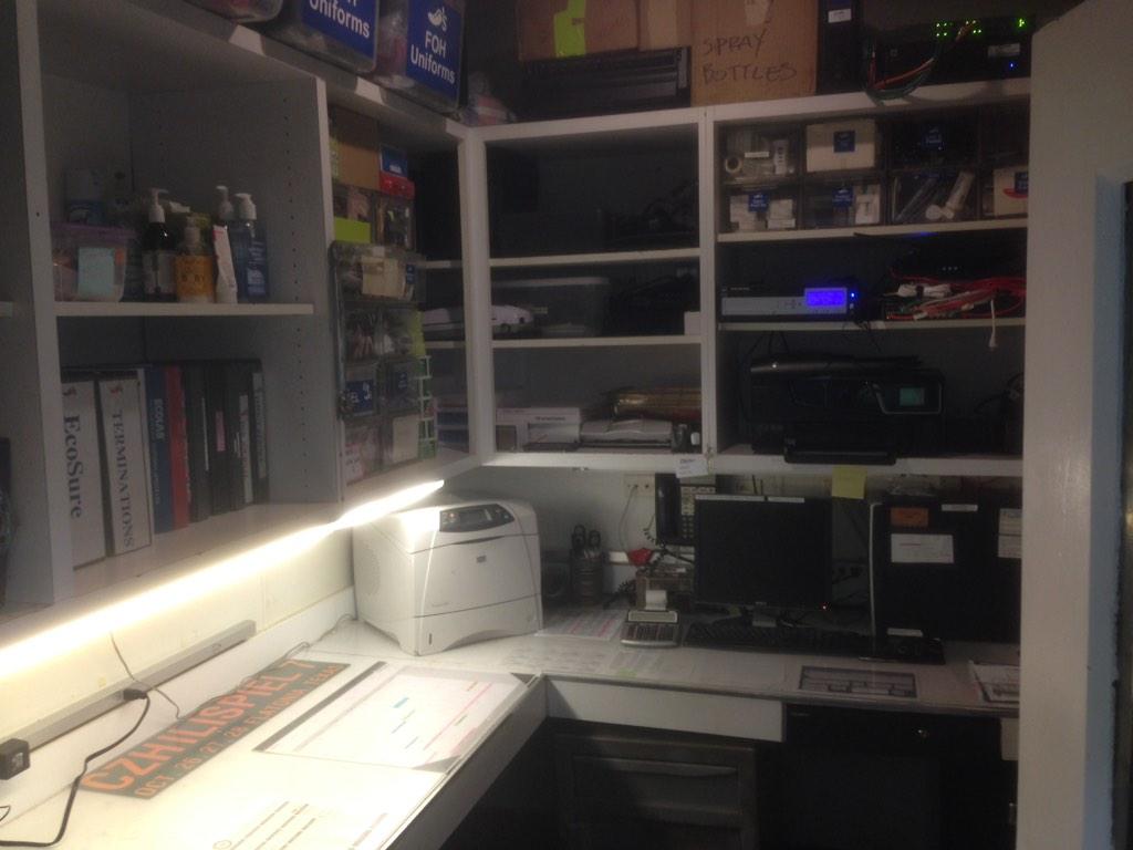 chilis678's tweet photo. Managers Office after Anthony's Quarterly Purge... #chilis #itssocleaninhere http://t.co/L62oWTov1V