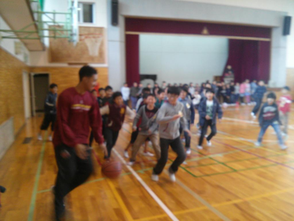 今日は「TopSportsCity奈良」学校巡回教室！
バンビシャス奈良の長島、山崎両選手に、左京小学校へ行っていただきました。
華麗なダンクや素早いドリブルなど見せてもらい、子どもたちは必死にボールを追いかけてました☆