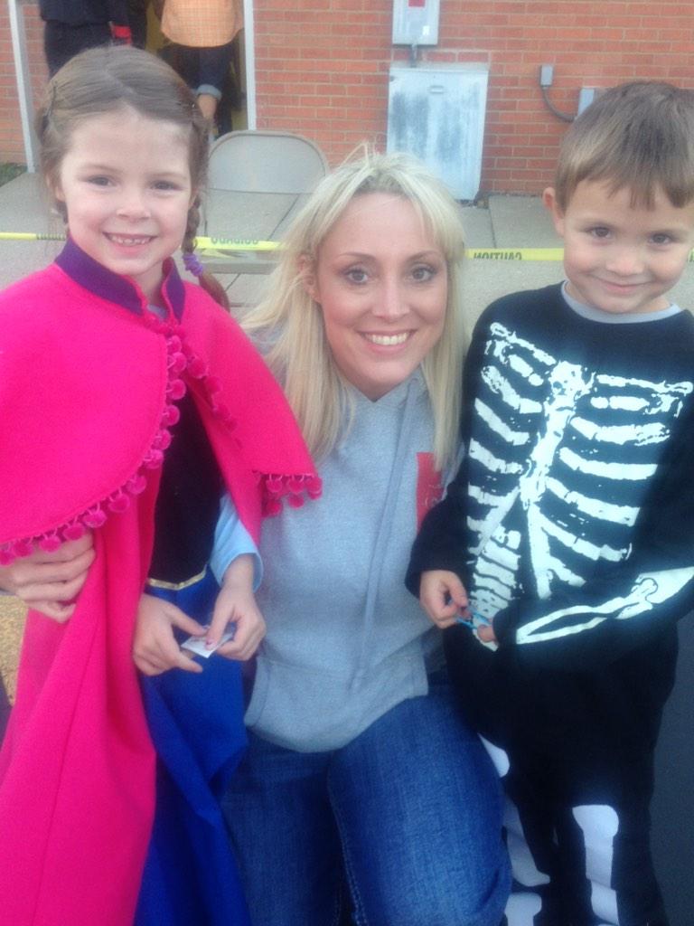 smutbooklover's tweet photo. @SMIBookClub me &amp; the twins! http://t.co/wpvemLJKXo