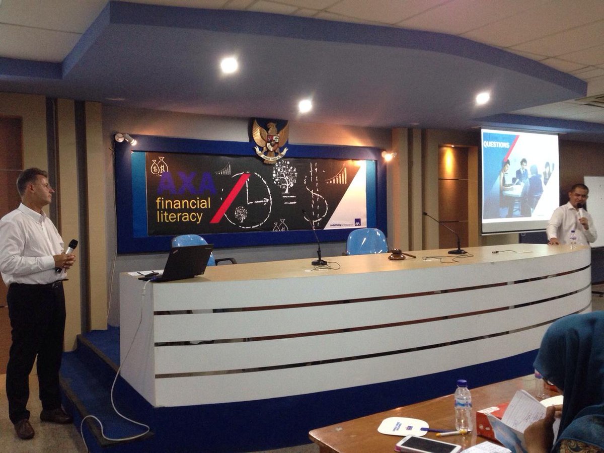 AXAIndonesia's tweet photo. CEO AXA General Indonesia, Paul-Henri Rastoul memberikan speechnya (CEO Talks) #AXADay di ITS, Surabaya http://t.co/or6vzpMe2i