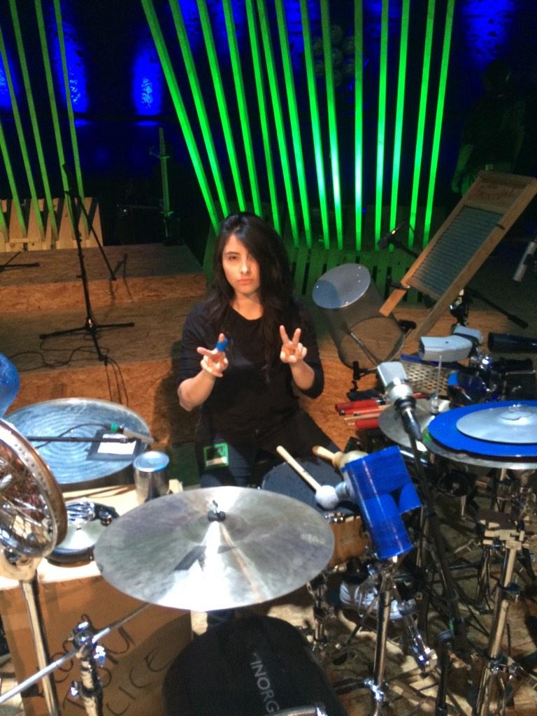 #KinkyUnplugged <a href="/killgomita/">Alis Emerson</a> reventando botes latas cajas fierros y demas!