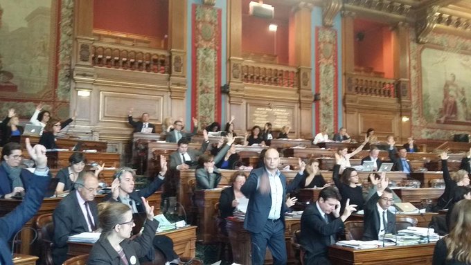 Les élu.e.s de Paris votent à l’unanimité pour un meilleur accueil des couples de même sexe  B2t18hNIUAAnRKY
