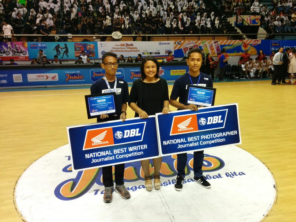 dblindonesia's tweet photo. @_dimasp National Best Writter & @AA_WIRAputra National Best Photographer #JournalistCompetition #HondaDBL2014!! http://t.co/lw44ZWXaxk