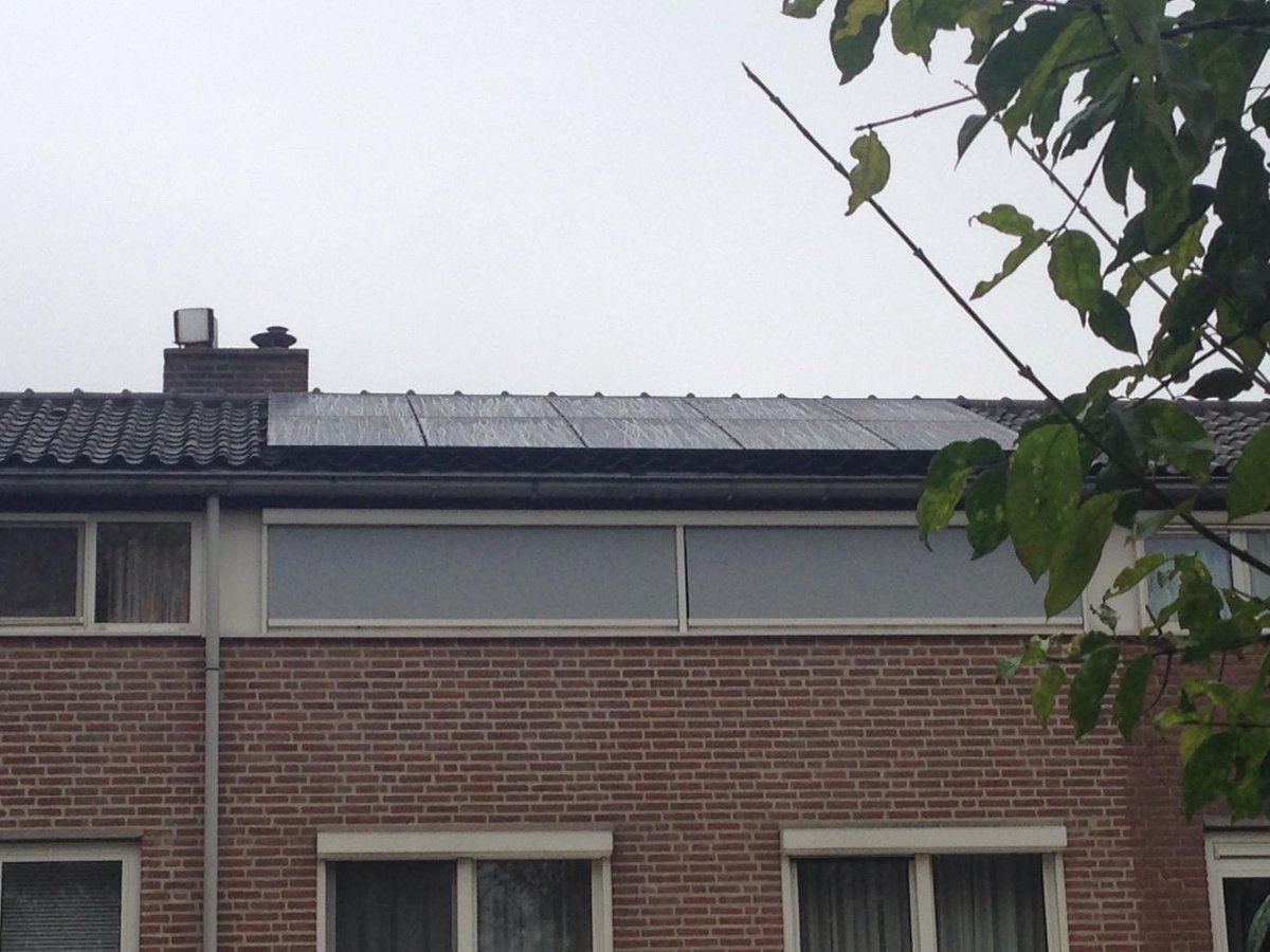 EnergieBespGenV's tweet photo. De zonnepanelen liggen op het dak! Mooi werk @SolarPartnerNL @maakjehuishoom @Meentkracht http://t.co/xJal9i3Ef1
