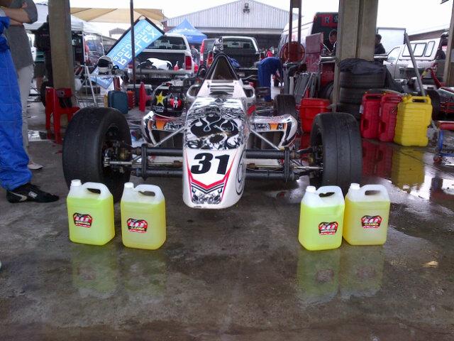 missinglink_ind's tweet photo. Hankook Formula VEE driver Riccardo Tafani proudly used K.O.D Products for a clean car #auto #racing #clean http://t.co/wr6UdsASdA