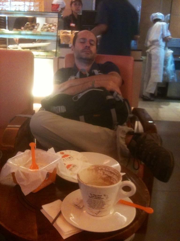 aitor_vca's tweet photo. Te ha faltado tiempo...Me la apunto"@Kaldorana: Vaya viajero trotamundos @aitor_vca no hace mรกs que dormir #Flojillo http://t.co/SJMYagWrzO"