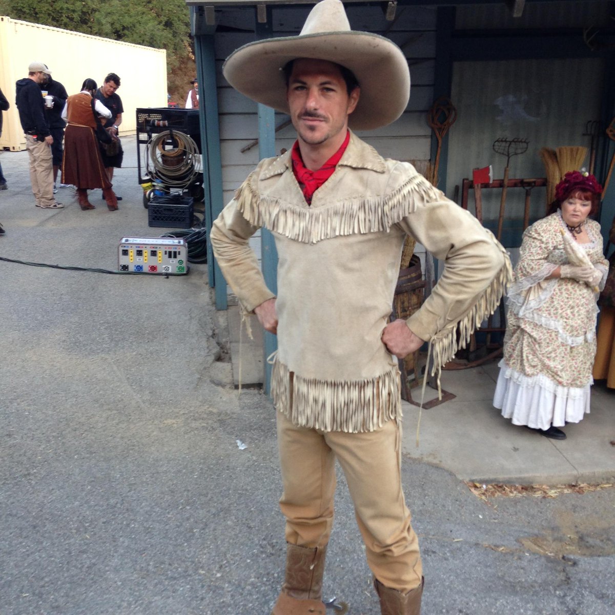 7x07 "ONCE UOPN A TIME IN THE WEST" post-ep bts pics & tweets B2tDFG4CAAANgEk