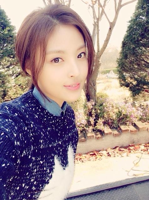 vldvydtyd's tweet photo. 오랜만!!ㅎ 요즘 저는 아주 열심히 열심히 살고 있답니다~ 날이 많이 추워지니까 모두 감기 조심하세요!! :-) http://t.co/yIa7JiQswO