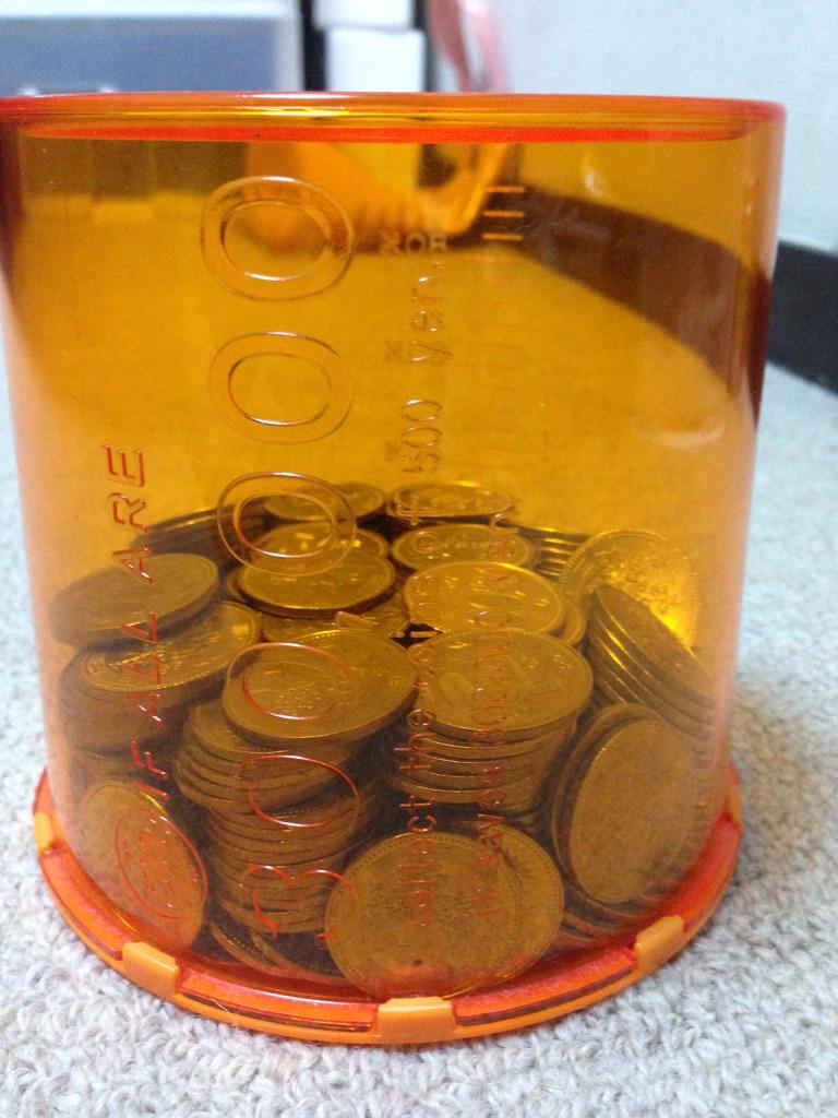 PtkThai's tweet photo. (貯金箱)ちょきんばこกระปุกออมสินจากร้าน100円ถ้าใช้เหรียญ 500円หยอดเต็มกระปุก จะได้300,000円ประมาณ 80,000บ.เลยคะ #Japan #Thailand http://t.co/uRfqobwxvh