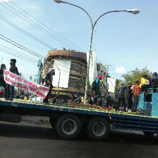 14.45 via <a href="/fadlyfaad/">NRFDLY</a>: <a href="/TukangInfo1/">tukang info</a> bundaran pabaeng2 . Aksi dari stiem bongaya "