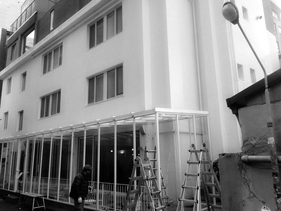 지금 스몰하우스빅도어는 월동 준비중 :)  추운겨울에도 따뜻한 음식과 음료를 즐길 수 있는 새로운 룩의 테라스 공간이 곧 준비됩니다.