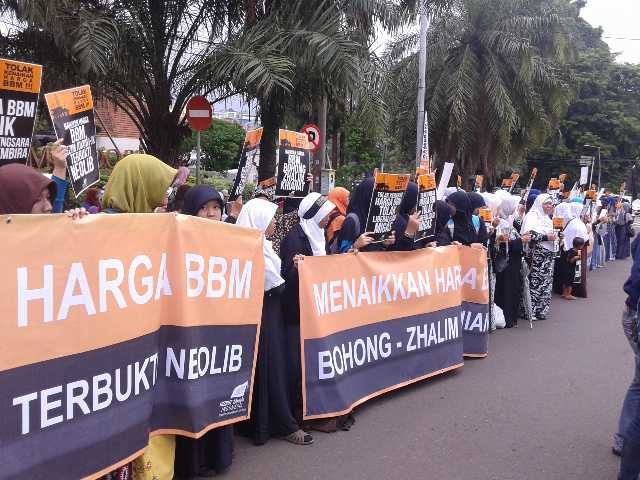 RadioElshinta's tweet photo. 14.25: Unjuk rasa Hizbut Tahrir Indonesia Kota Bogor di Tugu Kujang. Arus lalin ramai lancar. via @PolresBogorKota https://t.co/QcmQFKuaKL