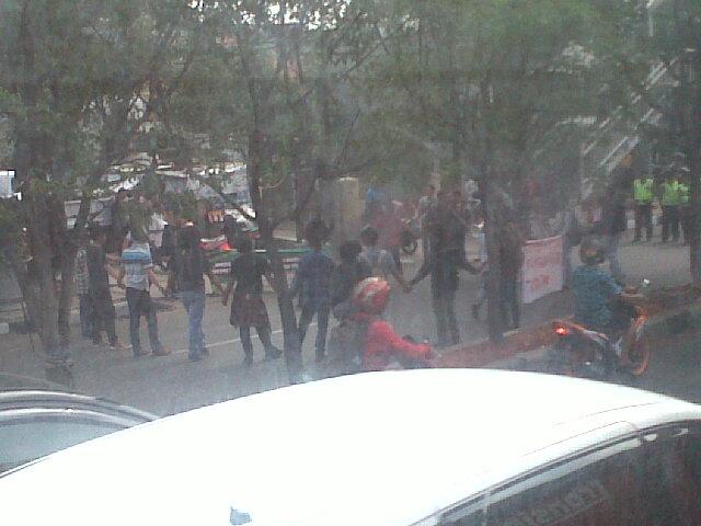 RadioElshinta's tweet photo. 14.38: Demo menolak kenaikan hrg BBM dkt SPBU Halte Utan Kayu, Pramuka JakTim, LaLin Padat. via @wilona_dhev http://t.co/noKsq2ZcKa