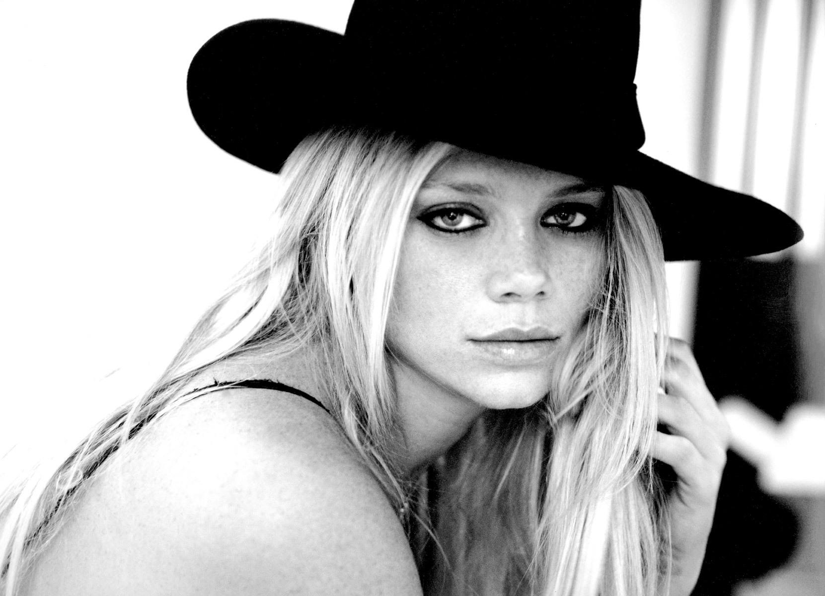 Happy Bday Peta Wilson 