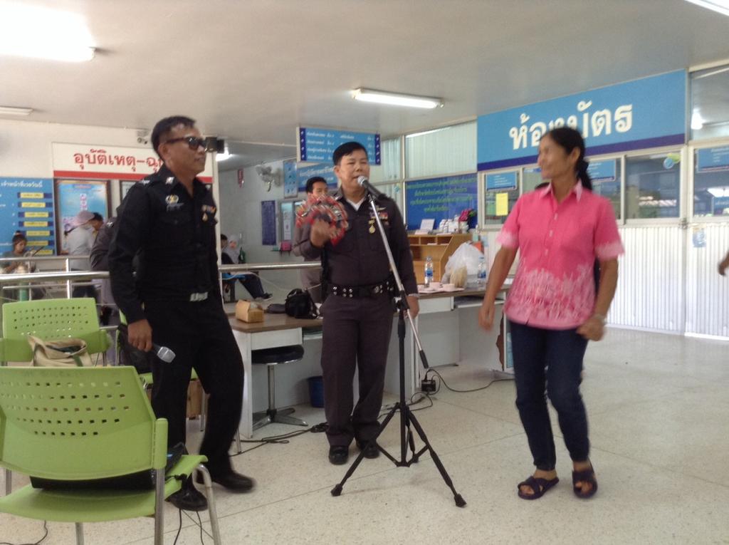 tuykeay's tweet photo. มอบความสุขให้กับประชาชน ข้าราชการ เจ้าหน้าที่ รพ.วัฒนานคร รอยยิ้มเล็กๆของท่านคือความสุขที่ยิ่งใหญ่จากใจของพวกเราครับ http://t.co/OJTfCqIzjl