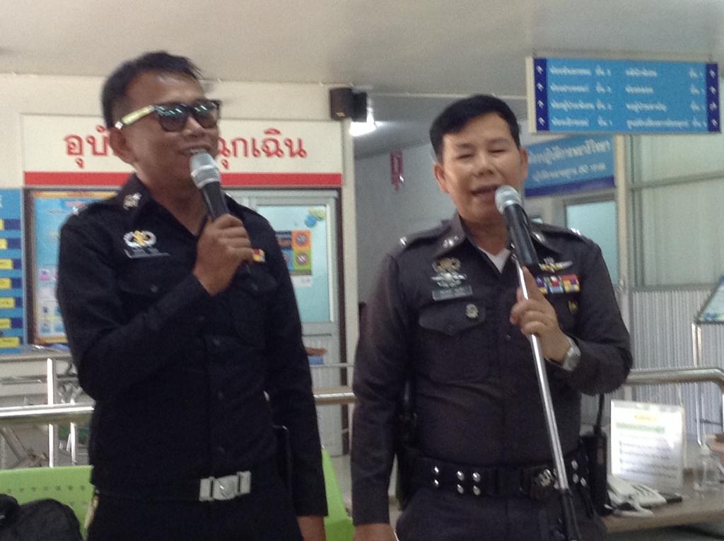tuykeay's tweet photo. มอบความสุขให้กับประชาชน ข้าราชการ เจ้าหน้าที่ รพ.วัฒนานคร รอยยิ้มเล็กๆของท่านคือความสุขที่ยิ่งใหญ่จากใจของพวกเราครับ http://t.co/OJTfCqIzjl