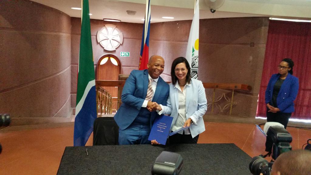 JasonNgobeni's tweet photo. @CityTshwane @MayorOfTshwane @UPTuks Principal signed land swap agreement in Hamanskraal. BPO park to be constructed. http://t.co/KwaV5M9DQZ