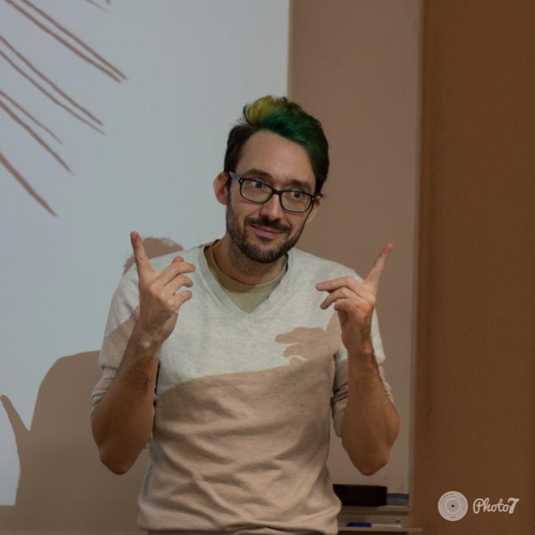 Clemshubs's tweet photo. @Pouhiou montre le plafond au cours magistral sur les « bonnes moeurs commerciales » à la #cdl2014. Encore merci ! http://t.co/Y1DWYJUJgB