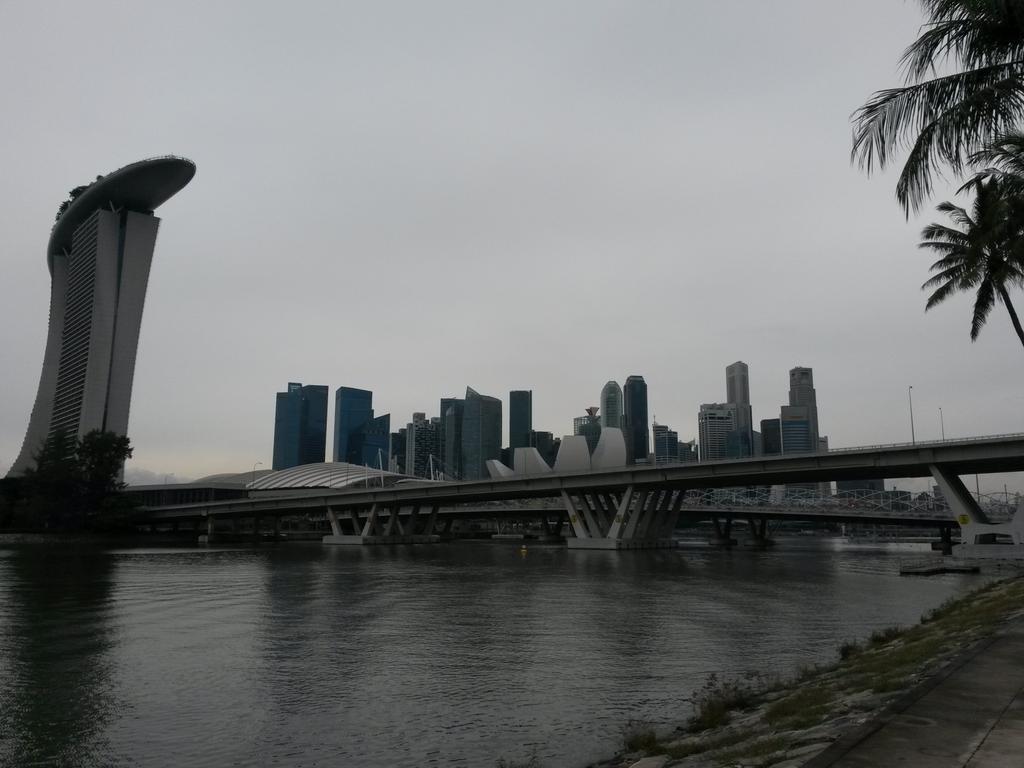 a rainy day in Singapore, upside: the heat is bearable, downside: might remain like that until after i leave ...