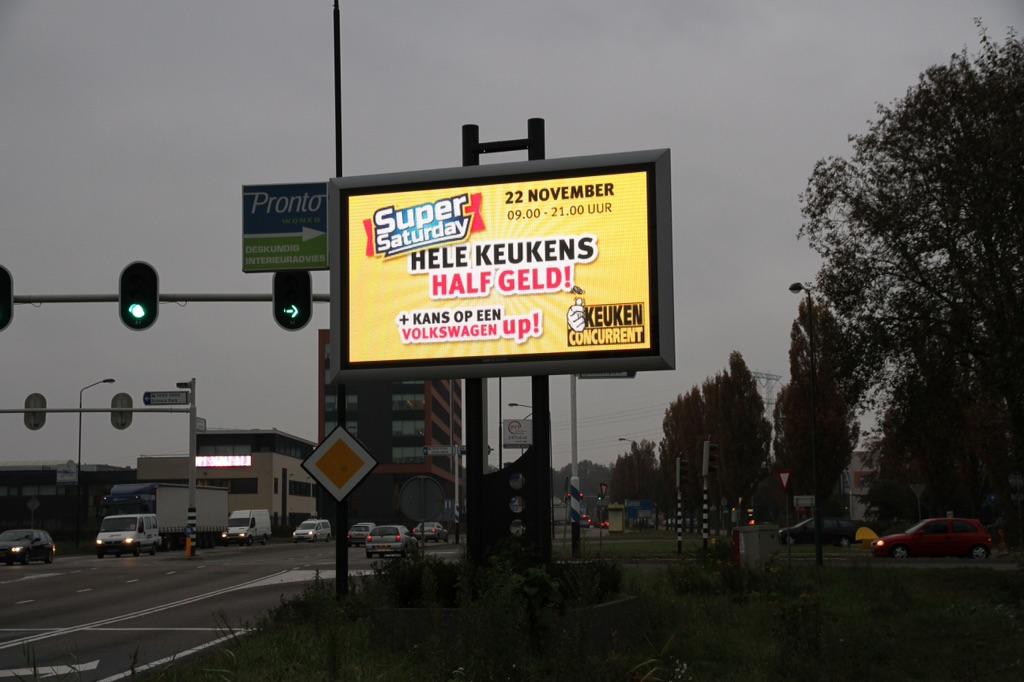 Zaterdag is het Super Saturday bij de Keukenconcurrent op Ekkersrijt en staat nu op het ledscherm @keukenconcurren