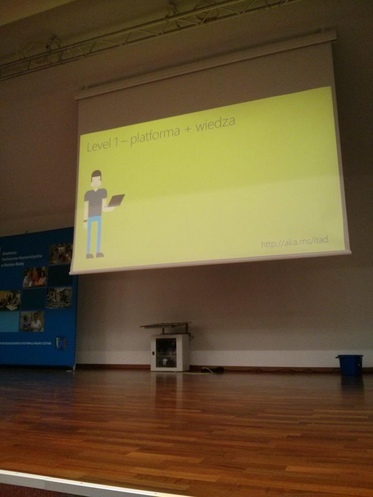 abenedykt's tweet photo. #itadbb no to zaczynamy, uśmiech bo na dole kawałek IoT sumiennie obserwuje http://t.co/b7KBCy7yB6