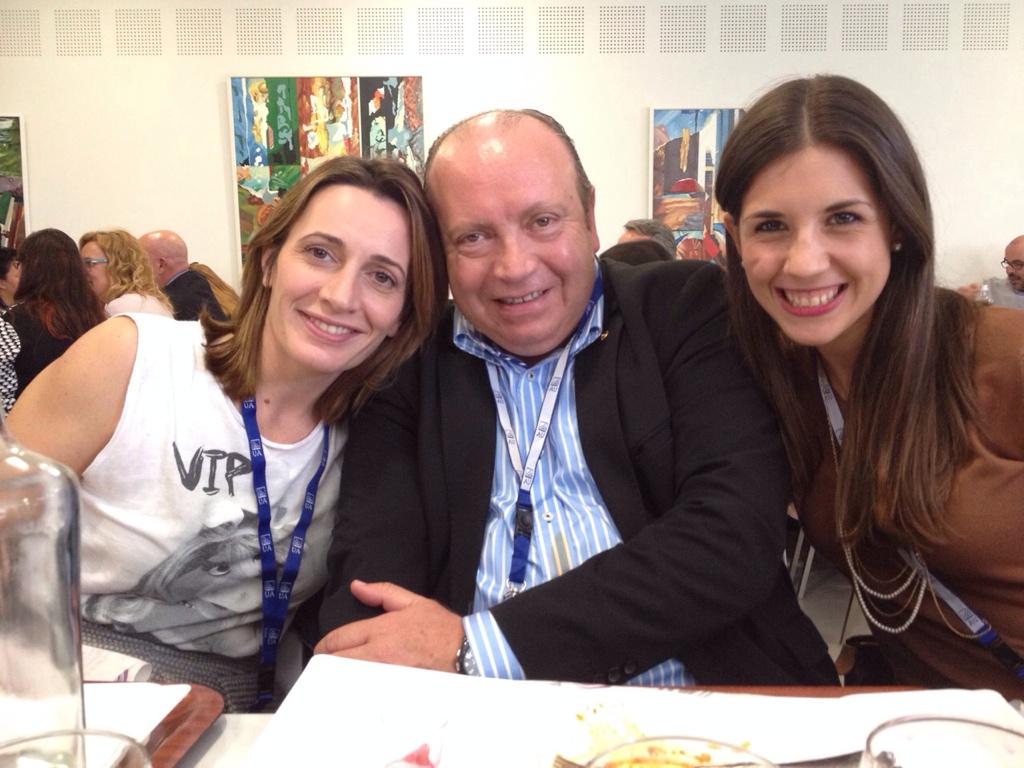 salazoneserrano's tweet photo. Fue un gran placer compartir la gran comida del #TurGastroUA con @Bego_LASALITA Esperamos volver a coincidir pronto http://t.co/8lPG7MQ6O8