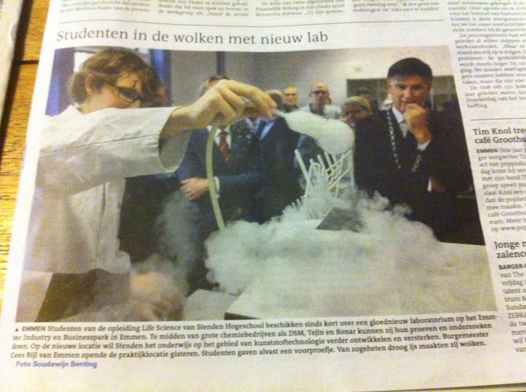 MMendroogijs's tweet photo. Studenten @Stenden maken wolk van #droogijs #techniek http://t.co/7taeEBgD0x