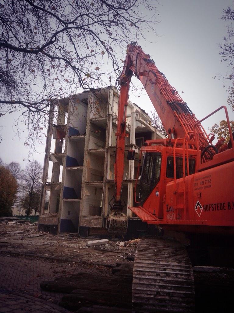 HofstedeBV's tweet photo. De laatste loodjes bij het #sloopproject in Overschie. http://t.co/8srryshkfZ