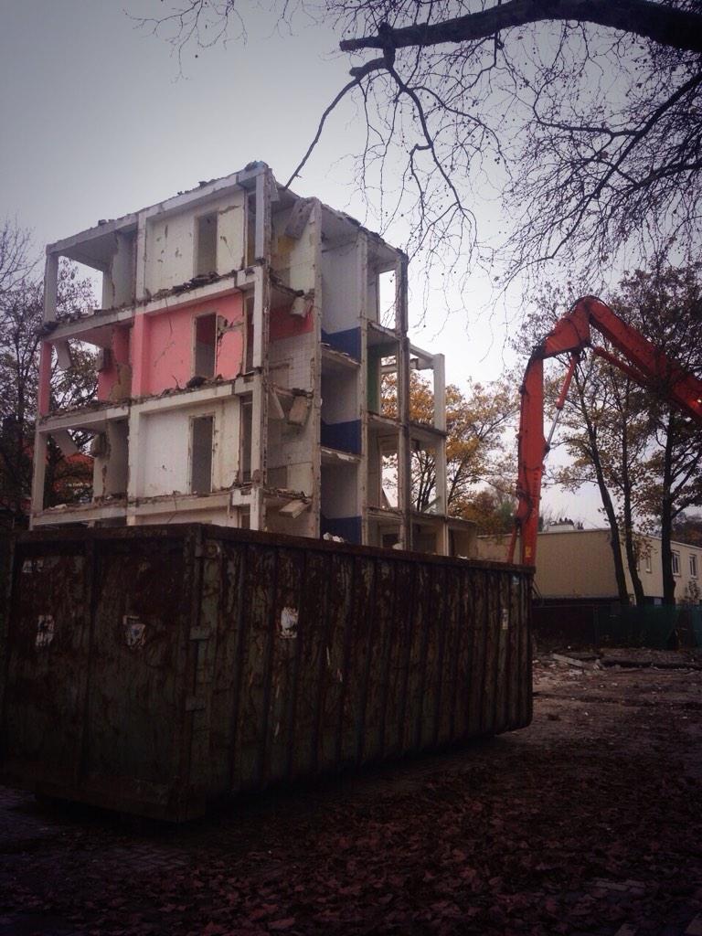 HofstedeBV's tweet photo. De laatste loodjes bij het #sloopproject in Overschie. http://t.co/8srryshkfZ